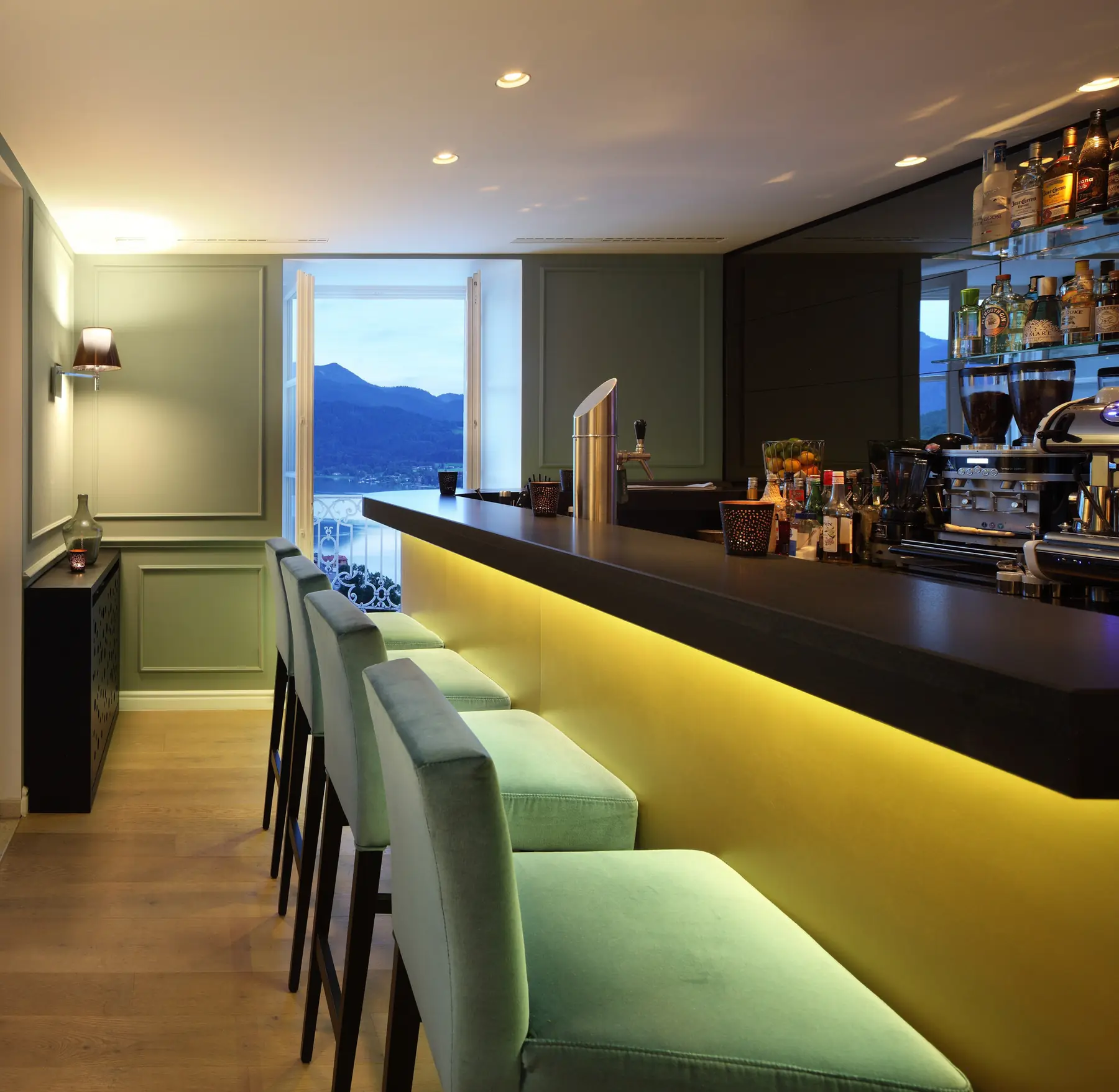 Bar mit warm beleuchteter Theke und klassischen Wandprofilen