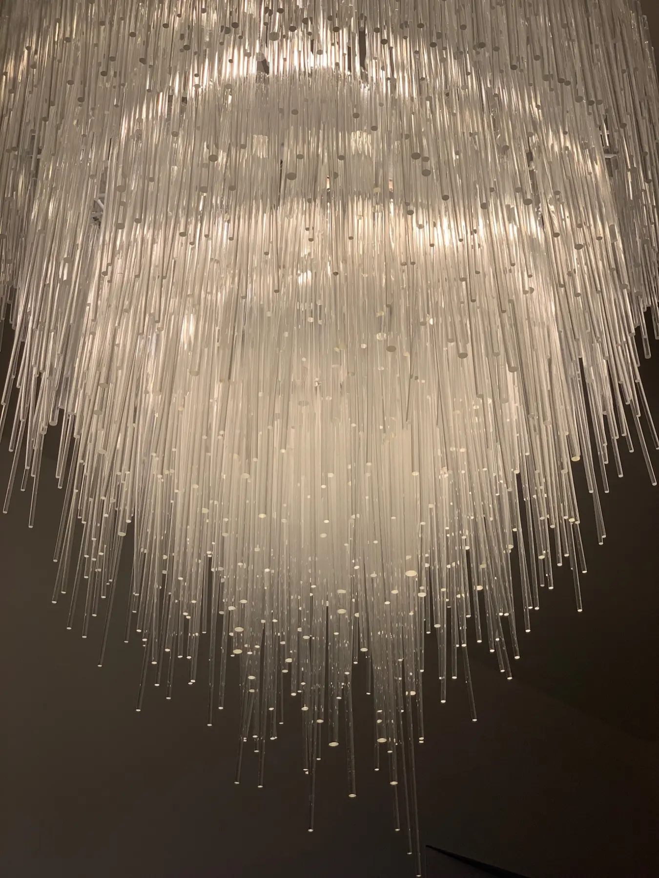 Lichtinstallation aus transparenten Stäben mit warmem Glanz