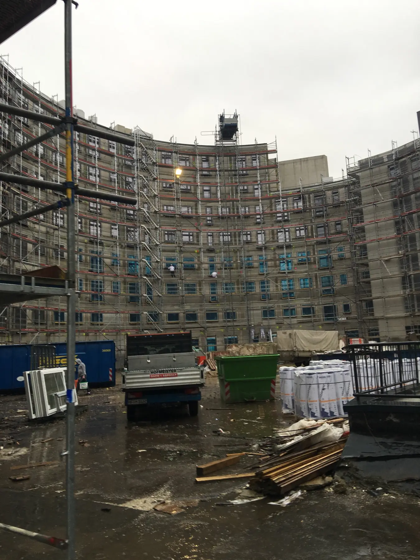 Mehrgeschossiger Neubau während der Fassaden- und Fensterarbeiten