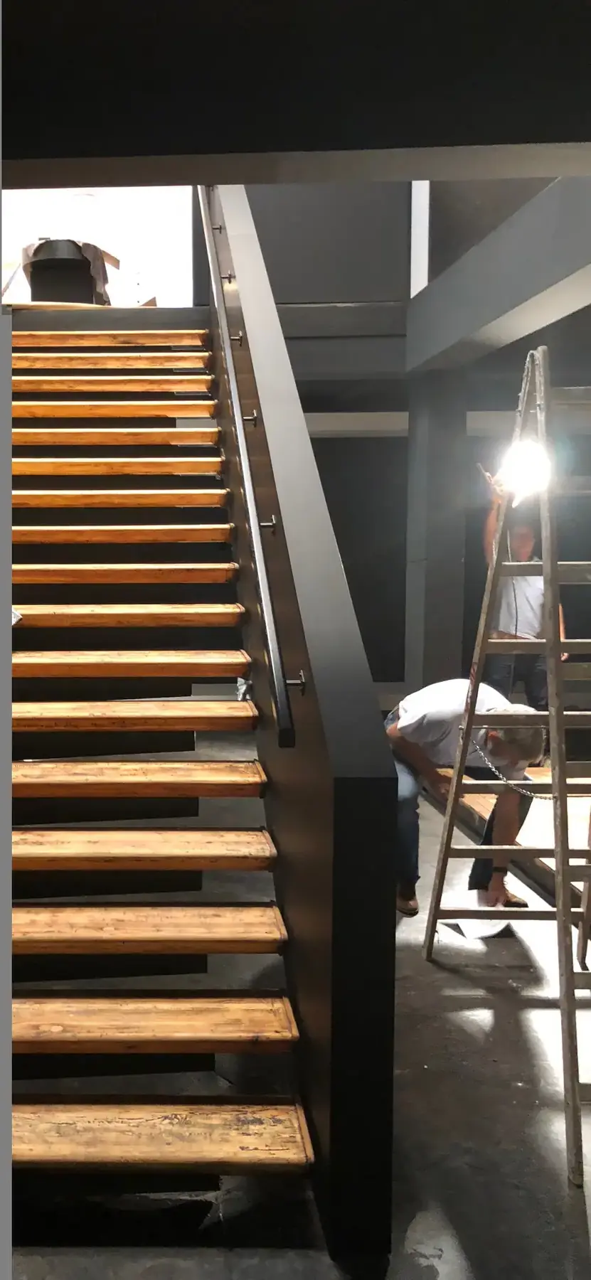 Montage und Aufarbeitung einer Holztreppe im gewerblichen Innenausbau