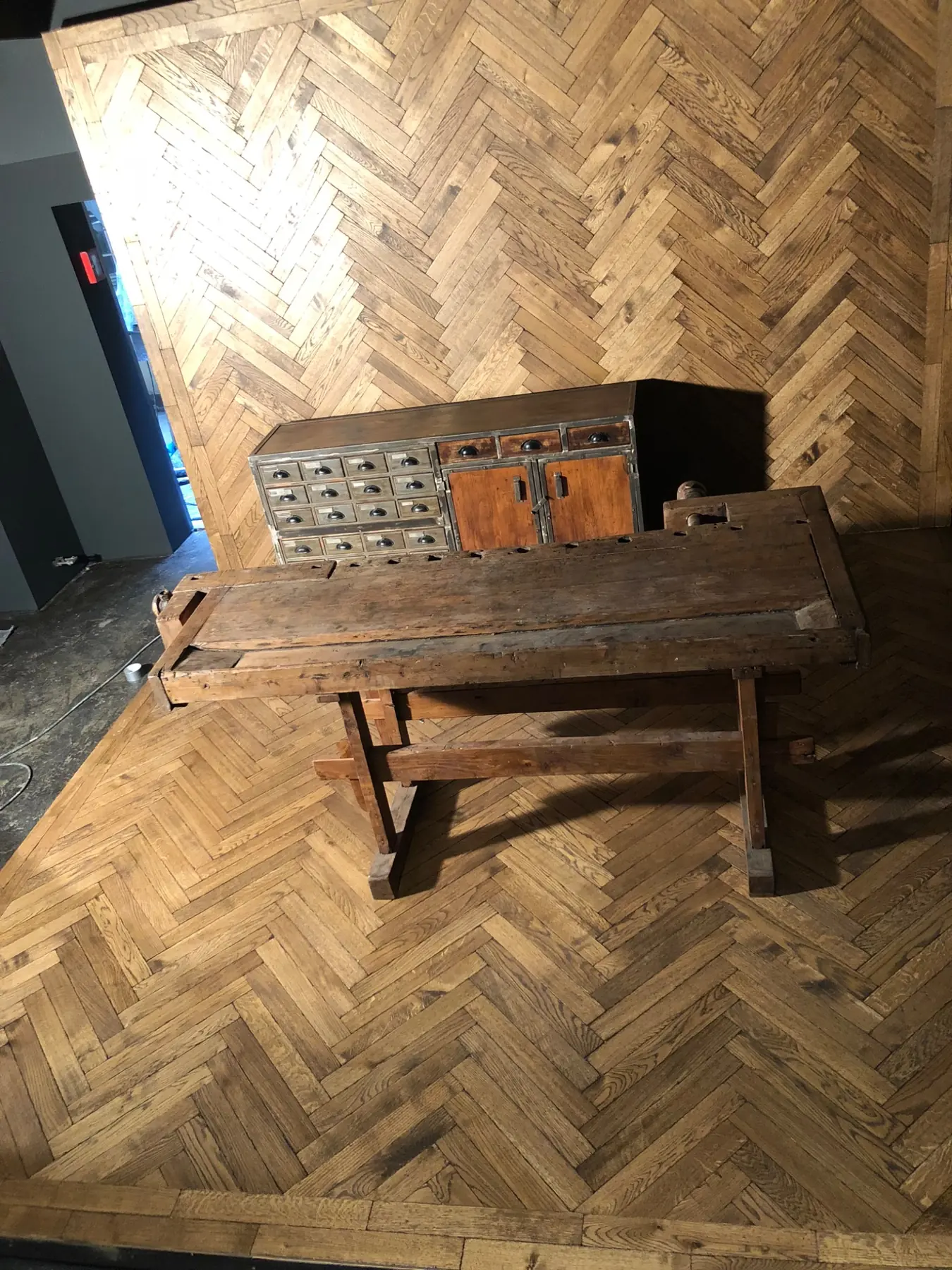 Innenausbau mit Fischgrätparkett und individuell integrierten Holzmöbeln