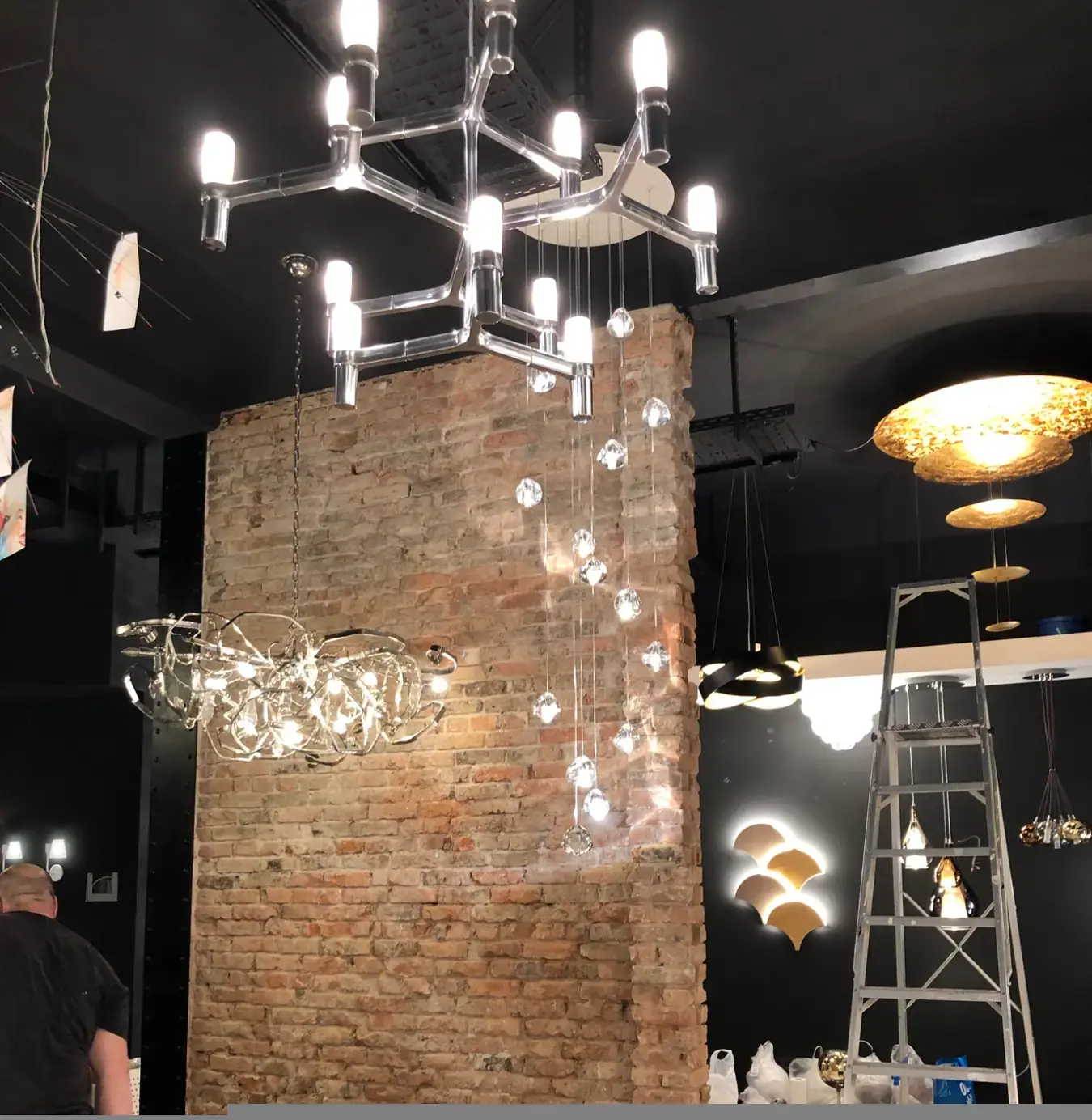 Ladenbau während der Montage von Lichtsystemen und Ausstellungsflächen