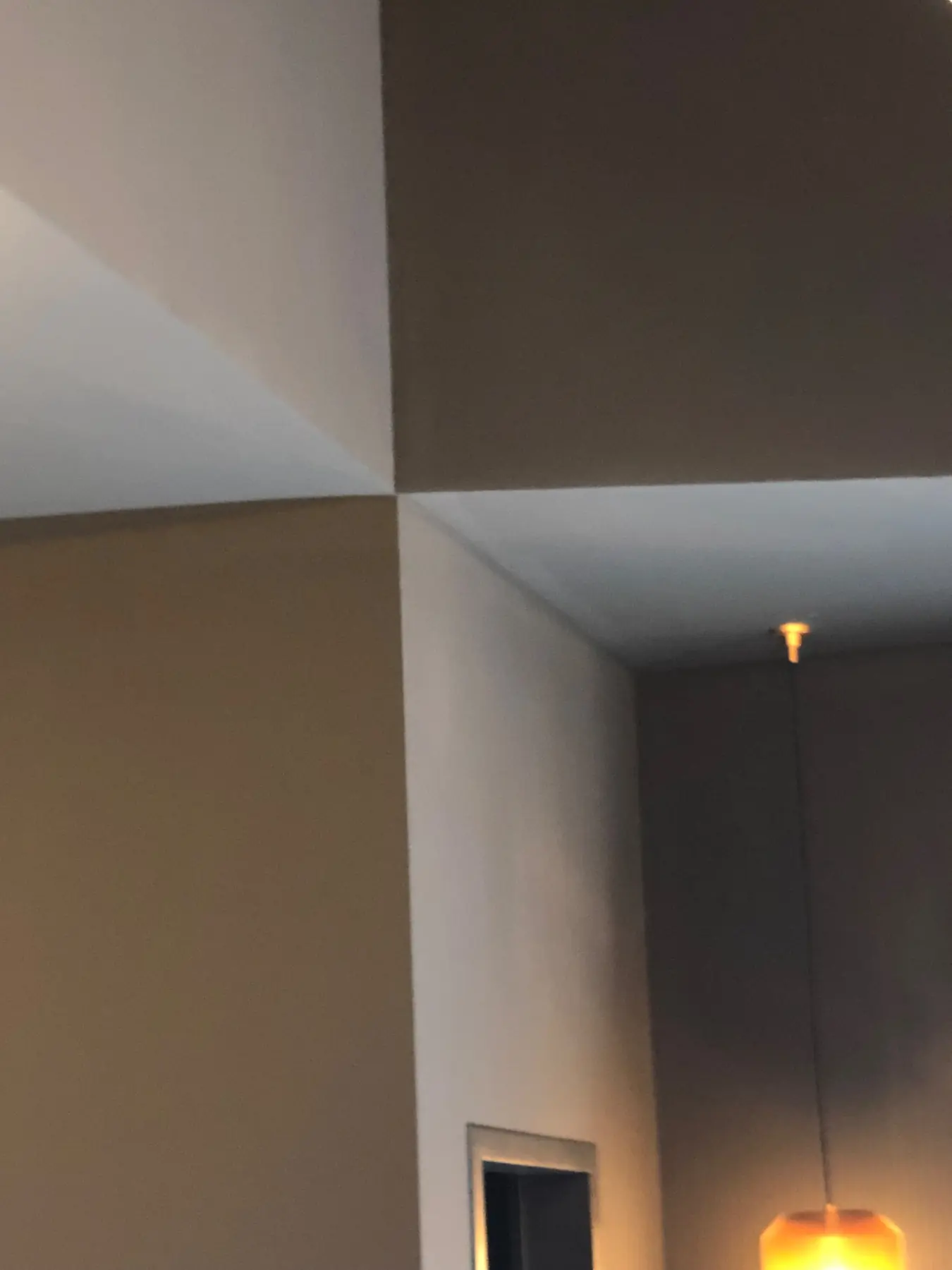 Detailausführung von Decken, Wänden und Beleuchtung im Innenausbau