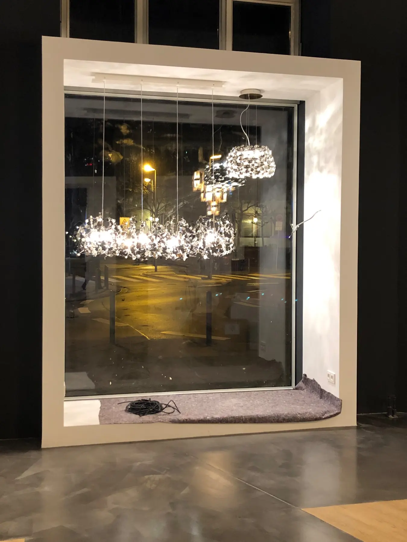 Beleuchtetes Schaufenster mit hochwertiger Präsentations- und Lichttechnik