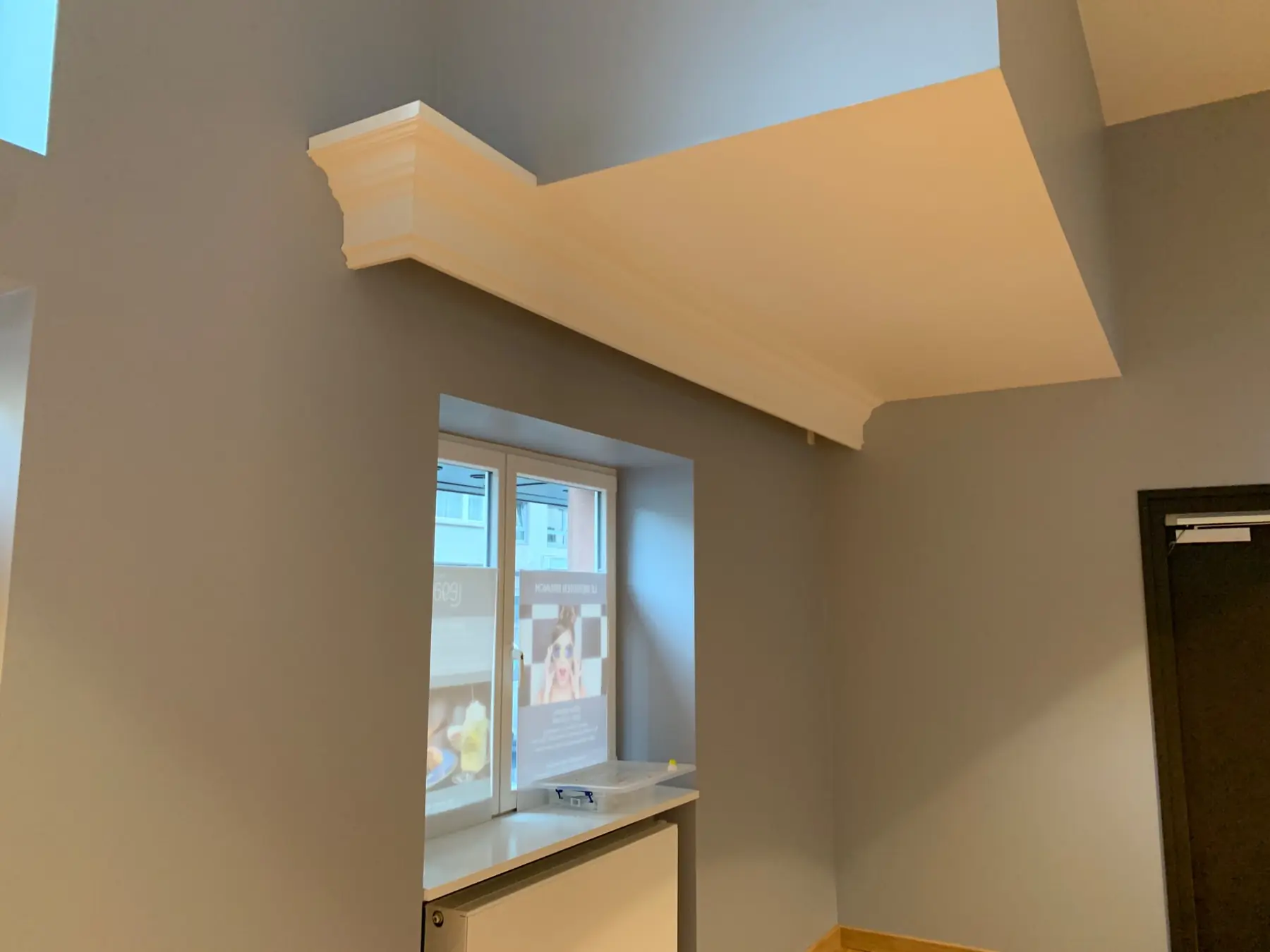 Maßgearbeitete Deckenprofile als gestalterisches Element im Innenausbau