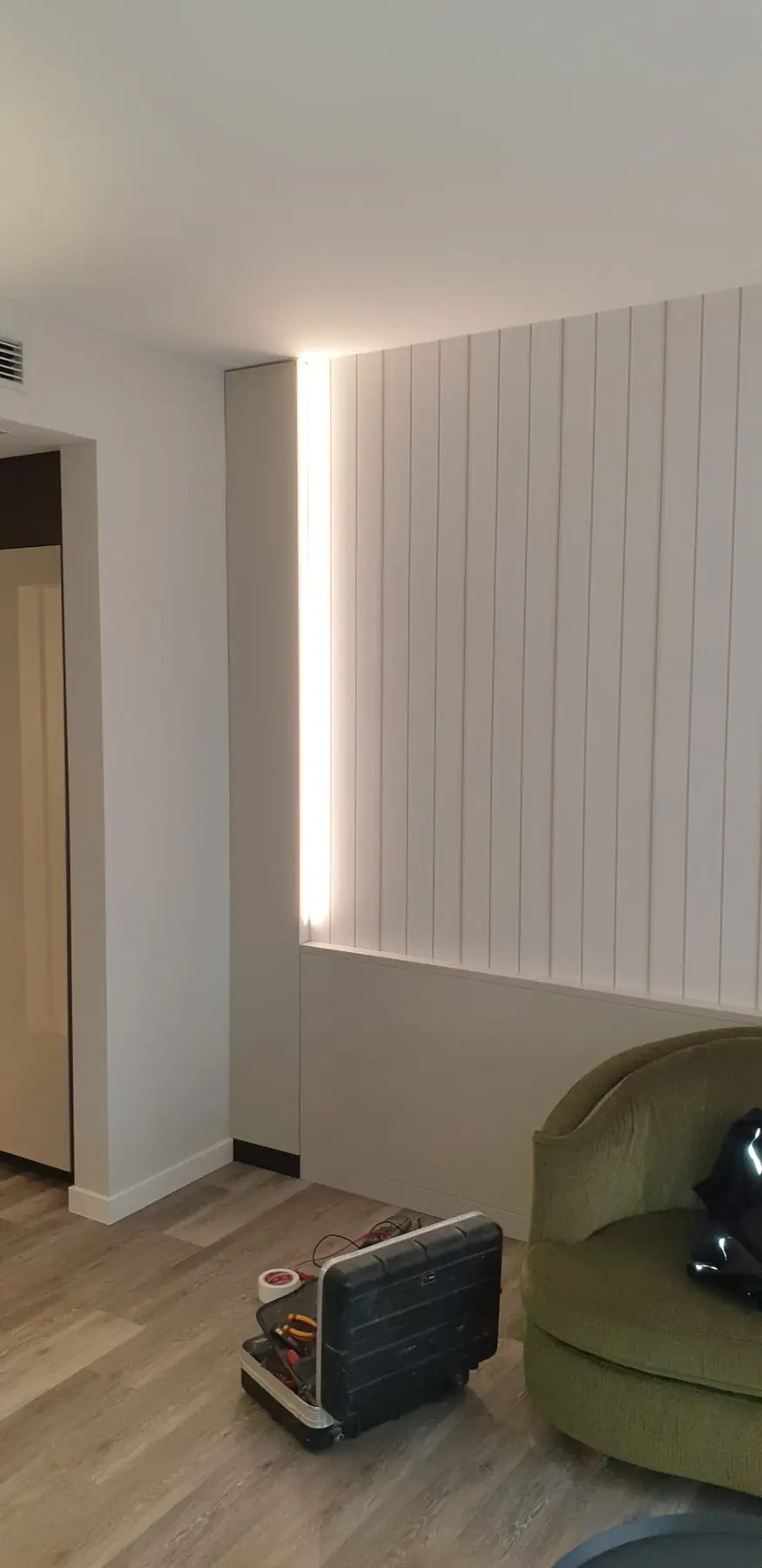 Individuelle Wandverkleidung mit integrierter indirekter Beleuchtung