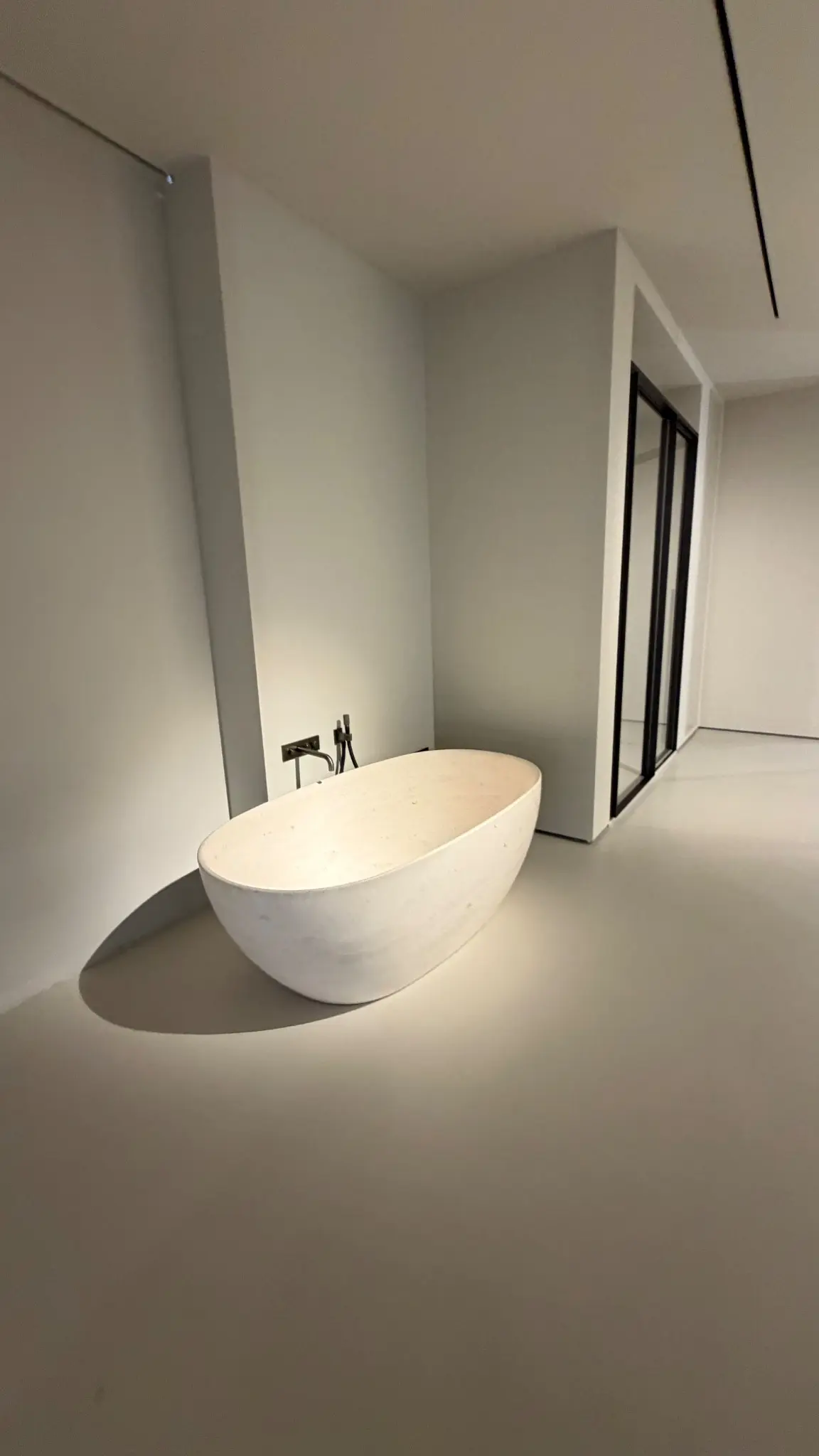 Freistehende Badewanne in einem minimalistisch gestalteten Innenraum