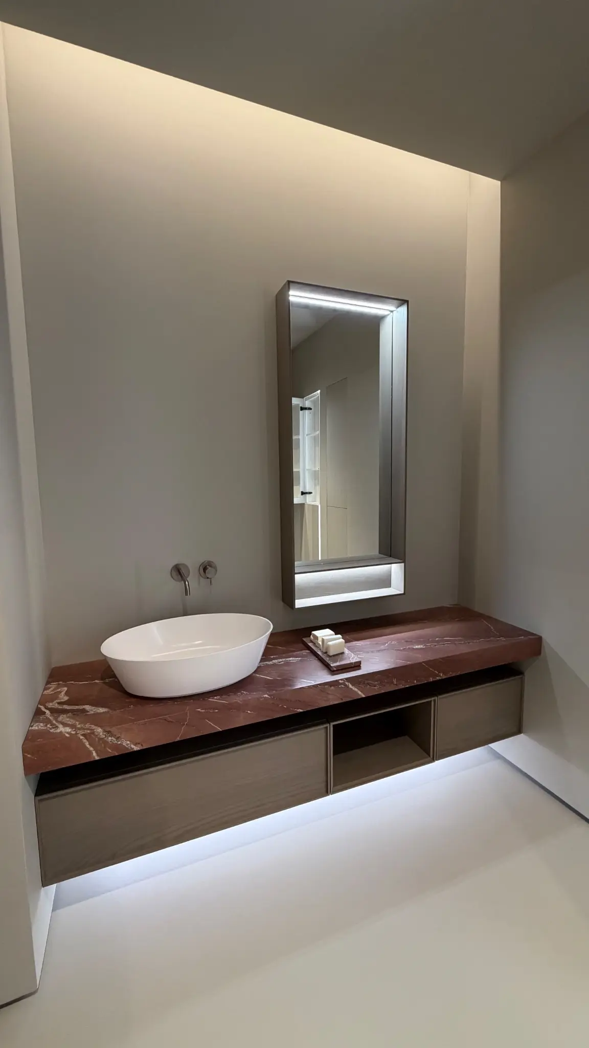 Individueller Waschtisch mit Natursteinplatte und beleuchtetem Spiegelschrank