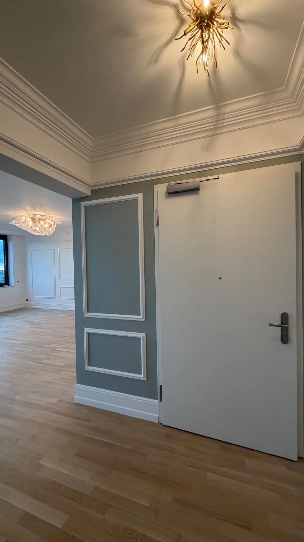 Detailansicht eines Innenraums mit Wandprofilen und Designleuchten